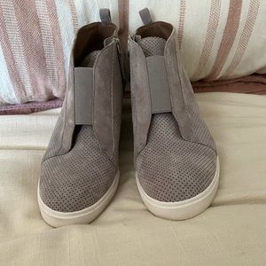 Paola Wedge Sneakers. Zip side closure size 9